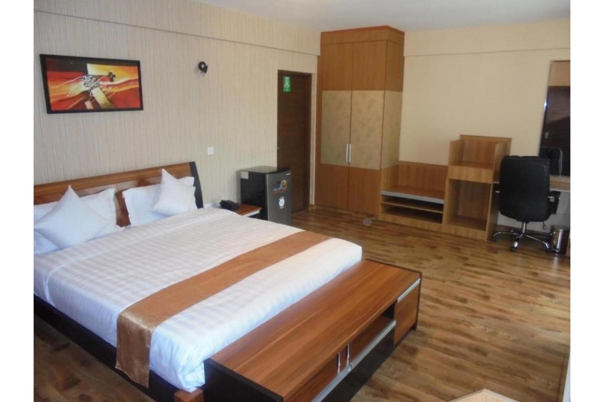 We Hotel & Suites Найробі Екстер'єр фото