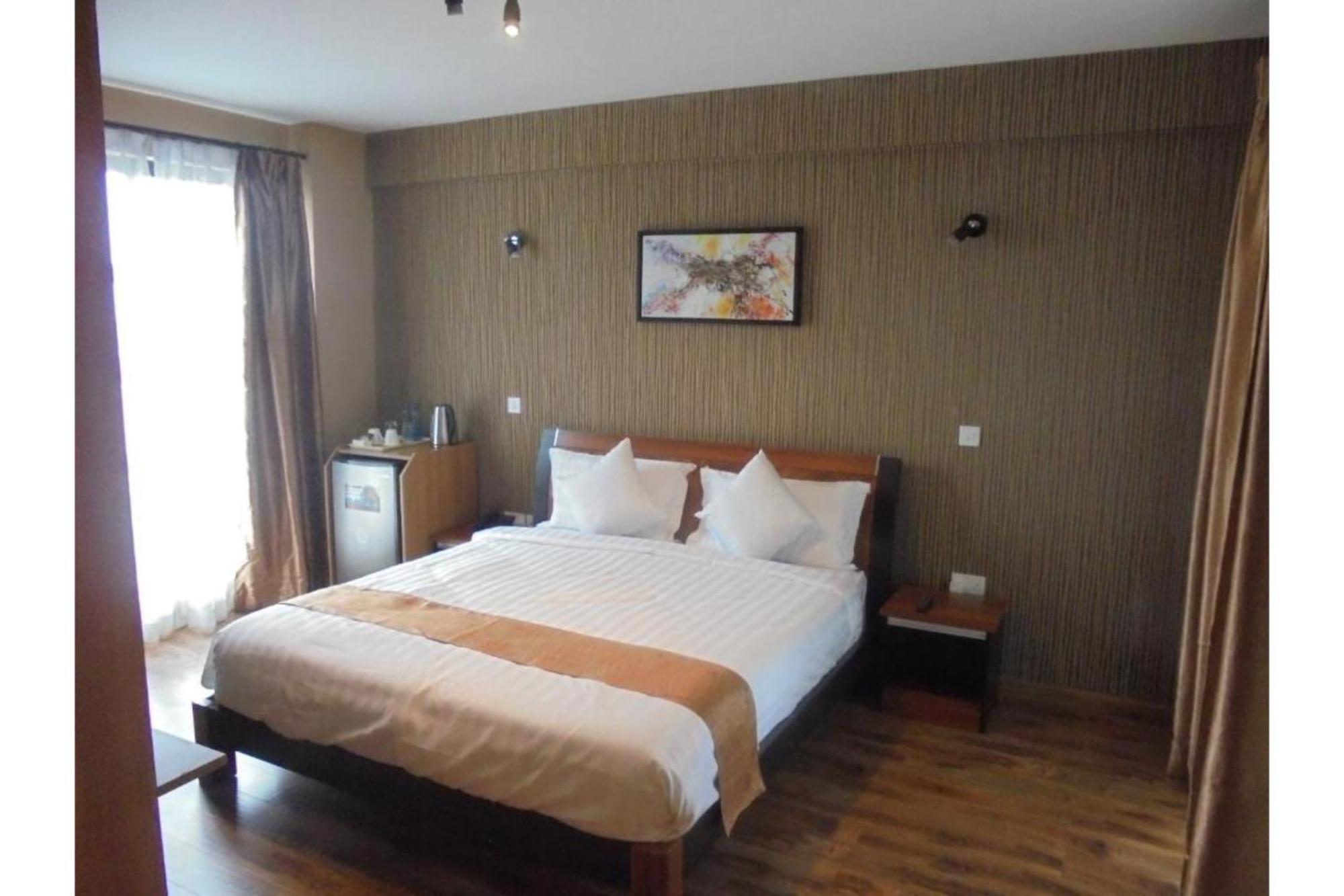 We Hotel & Suites Найробі Екстер'єр фото